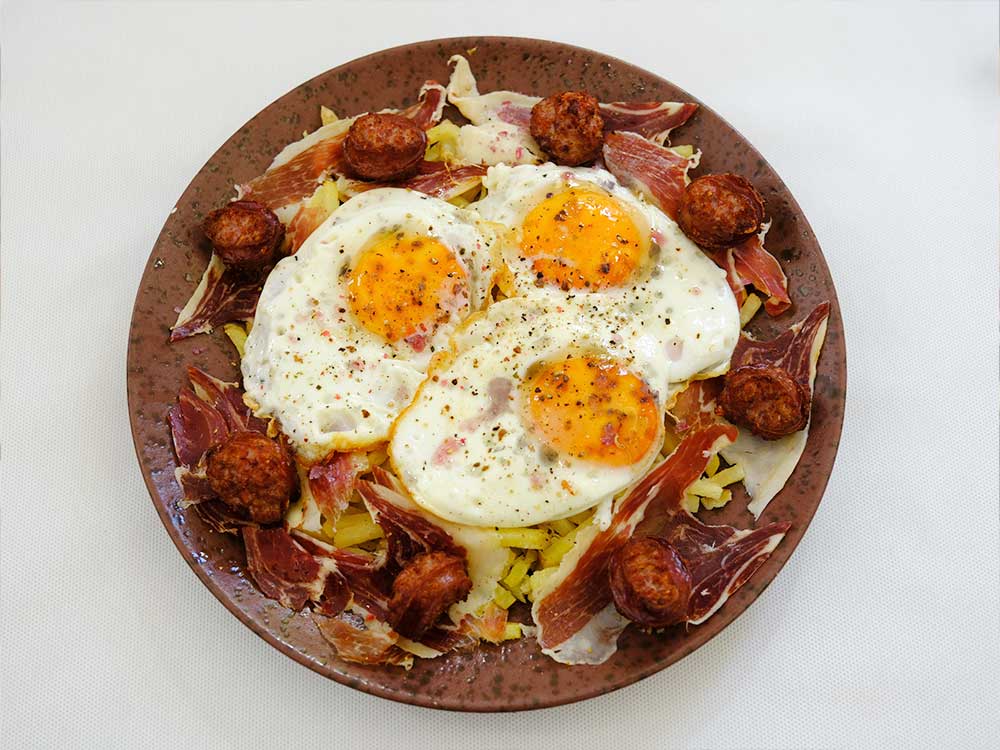 huevos rotos con chistorra comer o cenar