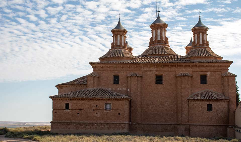 Torre del Santuario de la Virgen del Pueyo, uno de los lugares más visitados de la comarca.