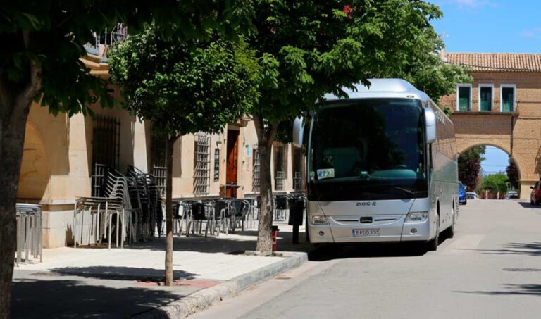 Bus de excursiones aparcado en la puerta de hotel oleum