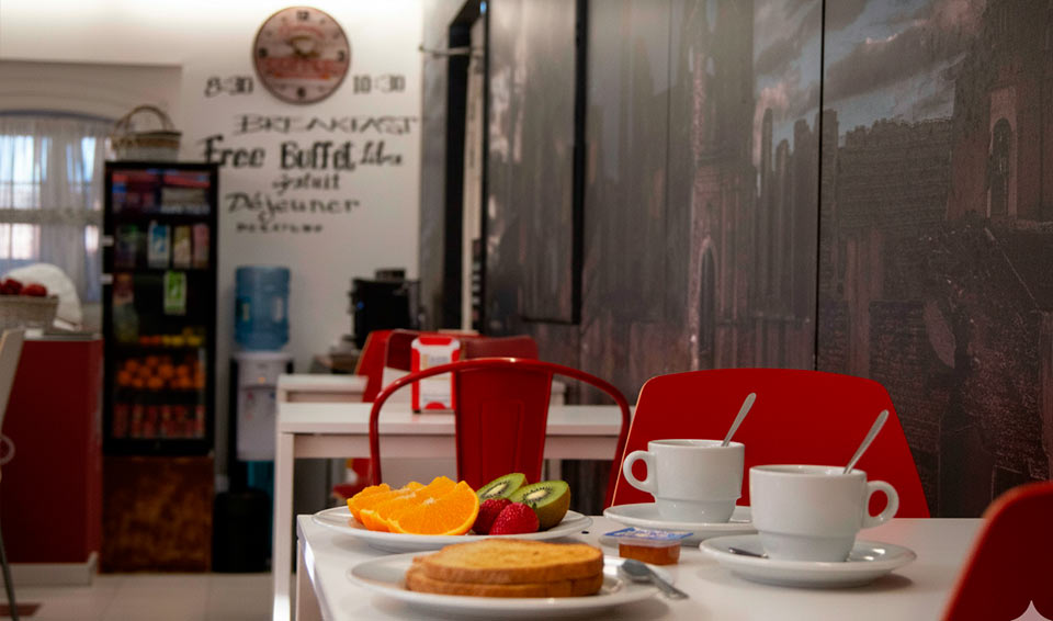 Desayuno buffet del Hotel Oleum disponible desde las 5:00 h para excursiones.