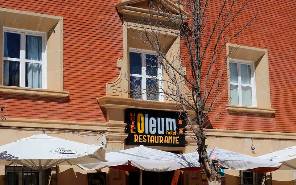 fachada del hotel-restaurante Oleum en Belchite