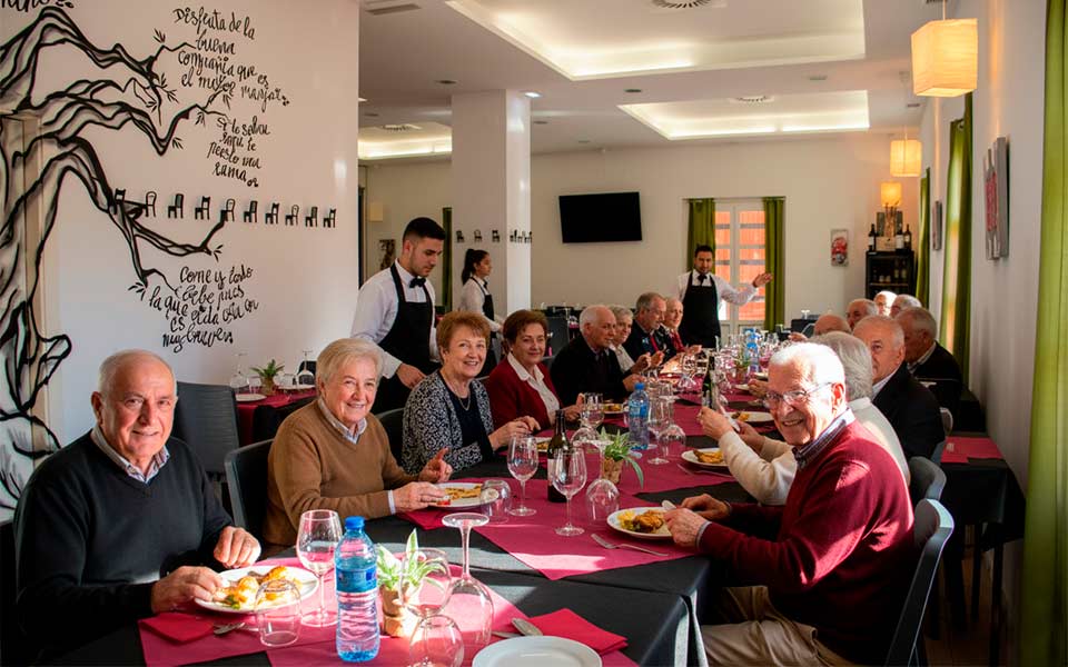 Comida de grupo del IMSERSO disfrutando en Restaurante Oleum Belchite