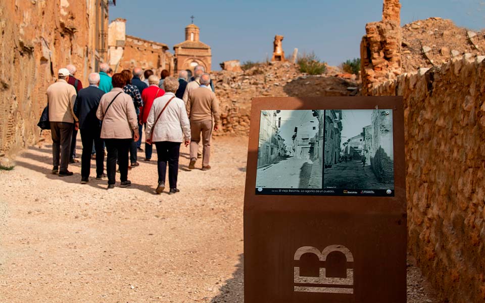 Grupo de personas del Imserso visitando el Pueblo Viejo de Belchite