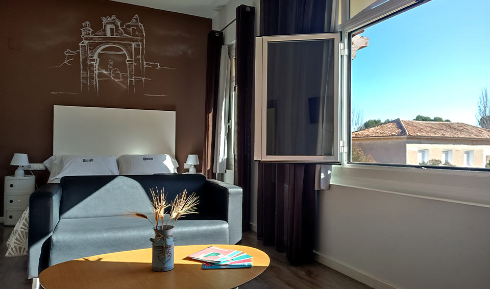  Habitación amplia y luminosa del Hotel Oleum, ideal para descansar tras una excursión.