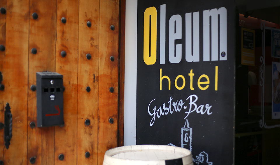 Puerta entrada a Hotel Oleum tu hotel para excursiones a Belchite.