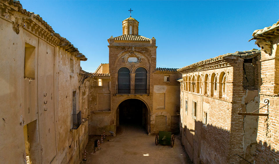 Vista diurna del Pueblo Viejo de Belchite, ideal para excursiones culturales.